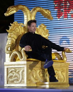 ADORACIÓN A LA SERPIENTE - Página 5 Robert_Downey_Jr__in_Snake_Chair