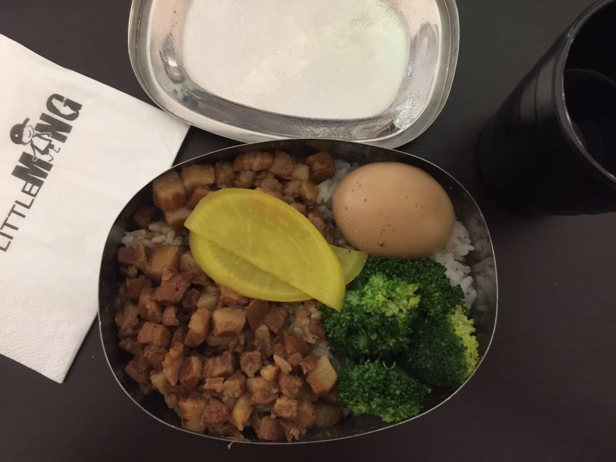 Braised minced pork over rice or 卤肉饭lǔròu fàn (RMB27)