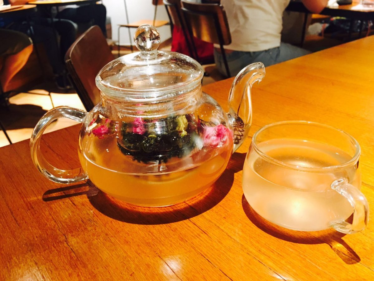 A pot of rose and lychee oolong tea (RMB 42)