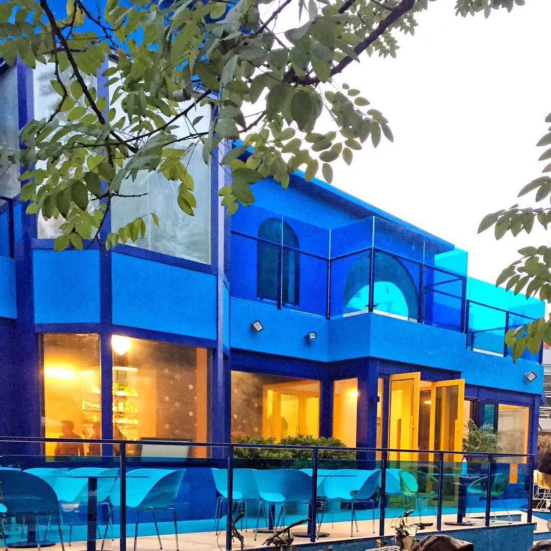 The Lido restaurant boasted a flashy, boldly fun ambiance