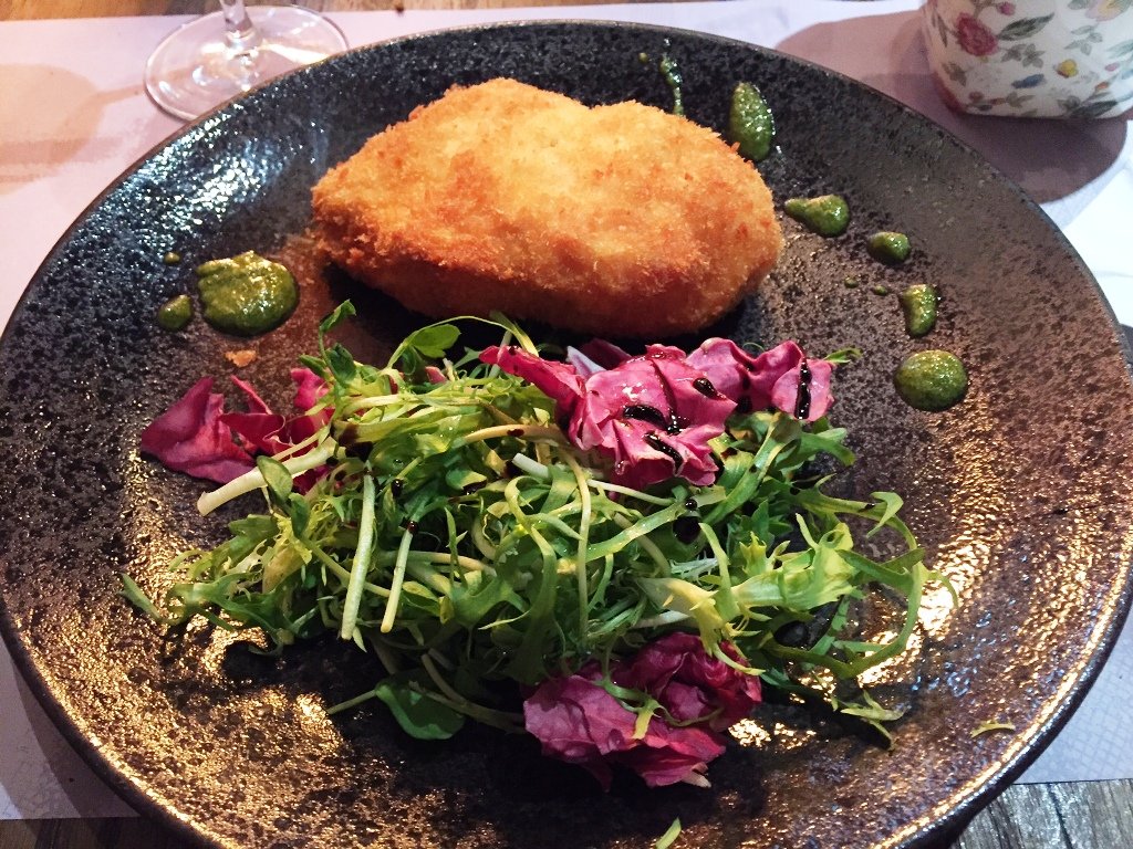 Breaded ham and cheese stuffed chicken fillet with rucola salad