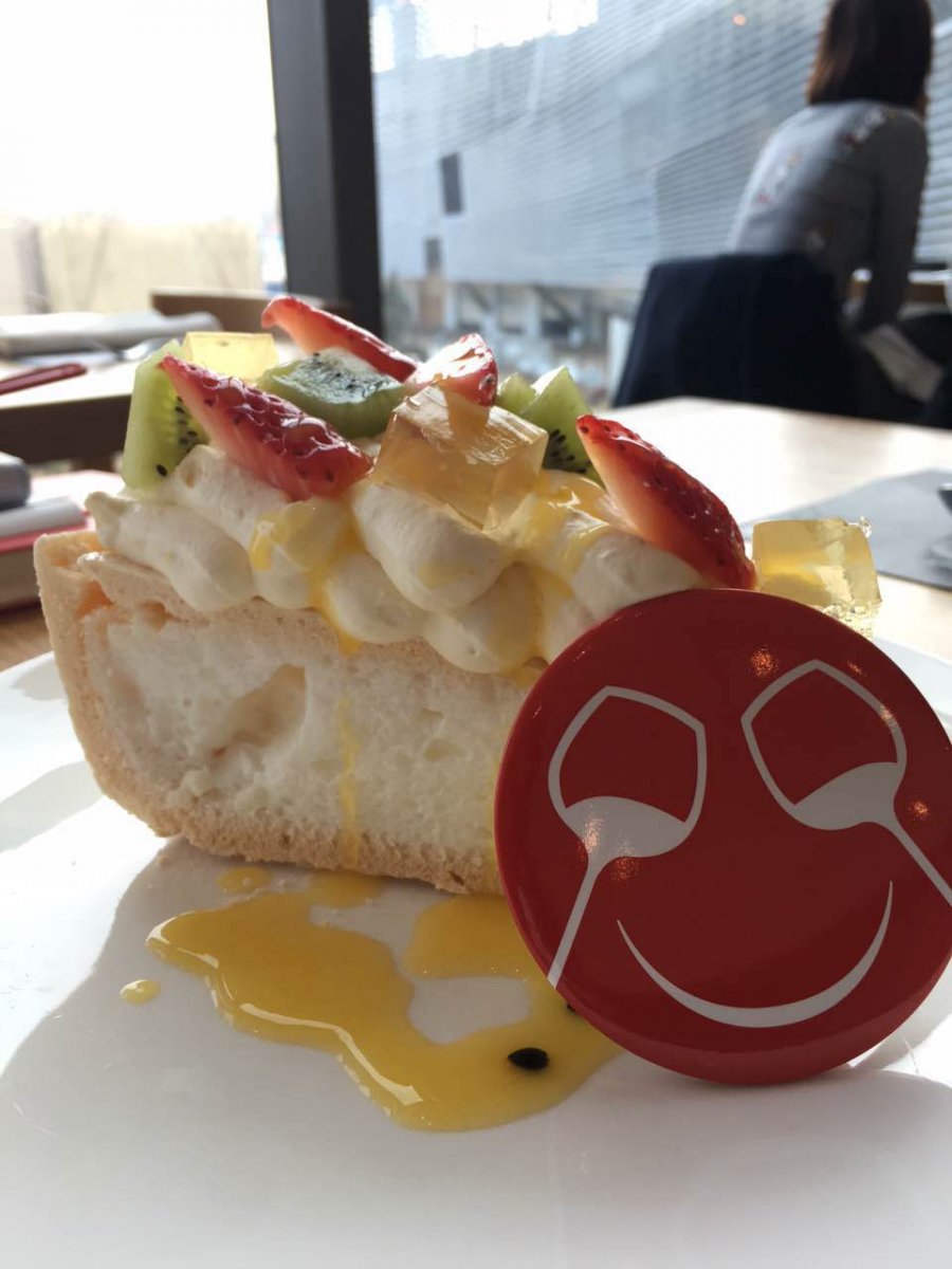 Pavlova with Prosecco jelly cubes