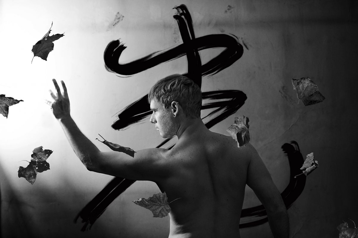 The use of objects in the images allow for a feeling of movement