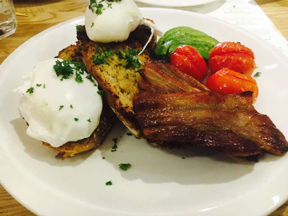 Poached eggs with bacon