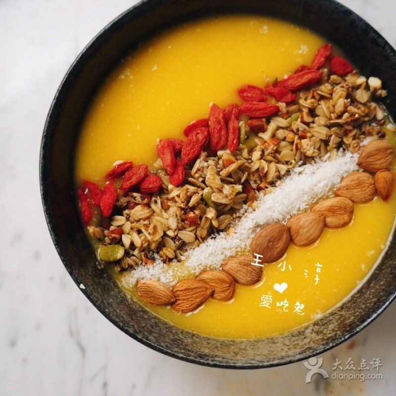 The Mangoconut smoothie bowl, topped with coconut, goji berries, and Nooxo's own granola