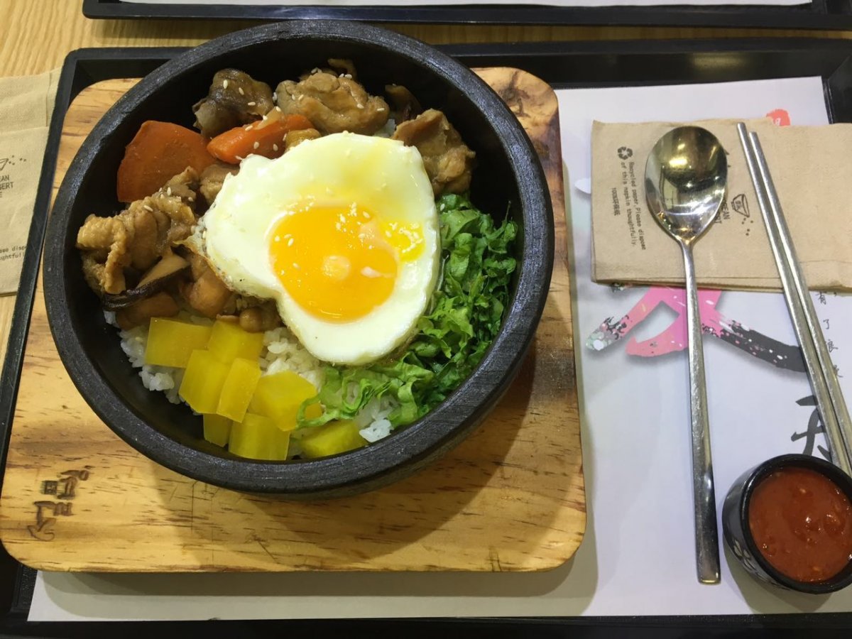Chicken with shiitake mushroom bibimbap (RMB 28)