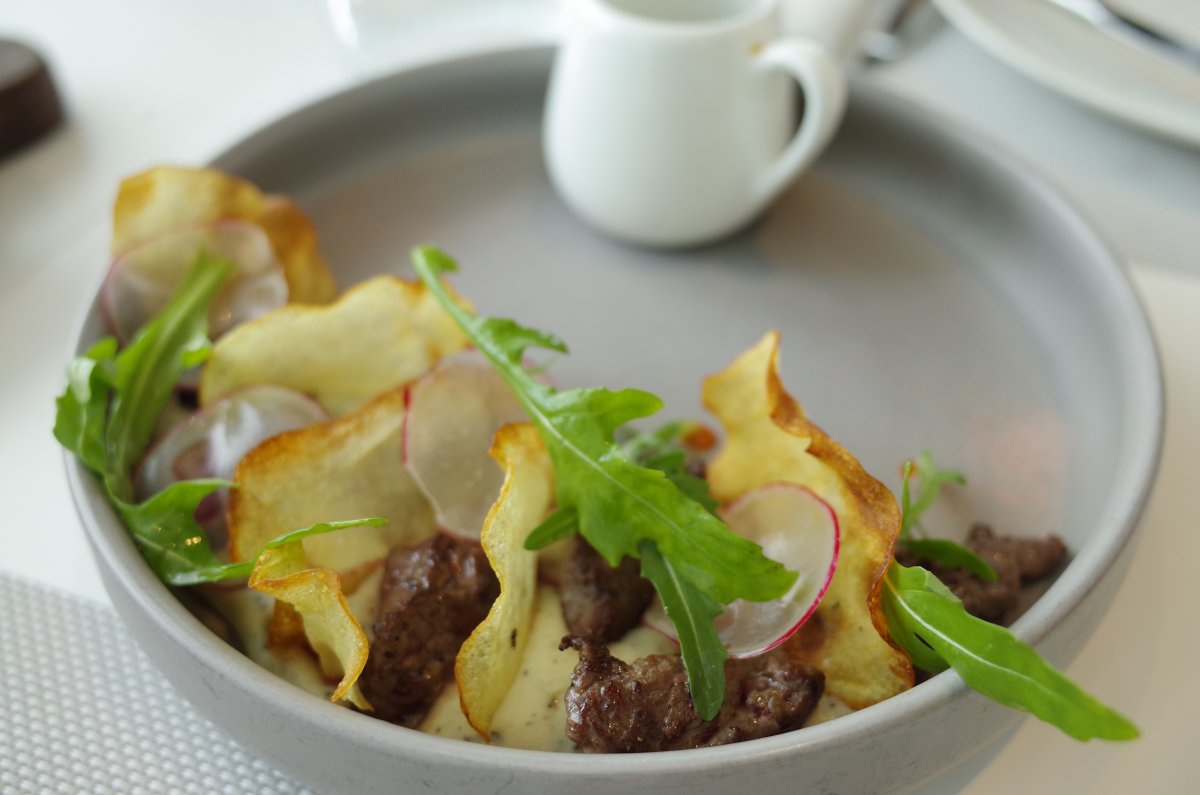Roasted beef tenderloin with homemade chips (RMB 88)