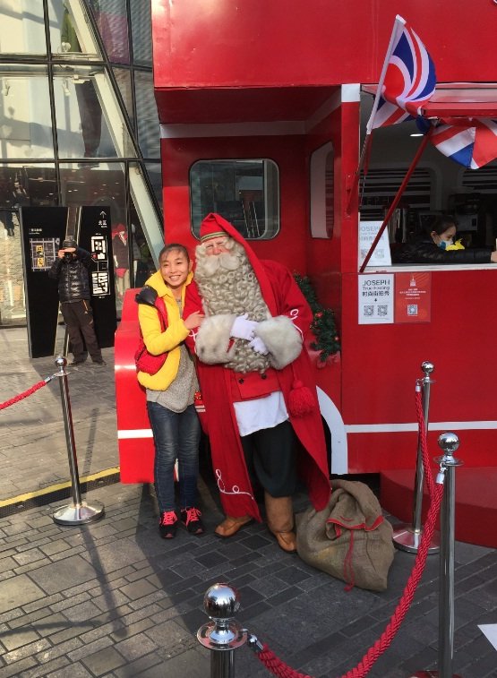 A small crowd of mostly Chinese waited in line to take pics with Santa at Taikoo Li yesterday afternoon