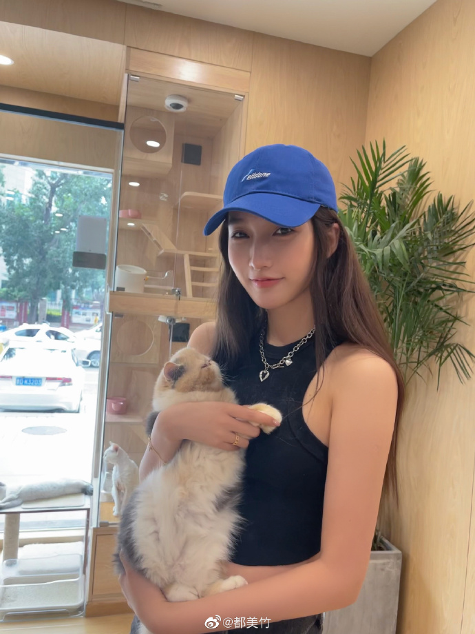 38jiejie  三八姐姐｜Luna Qin Recounts Being Bullied and Getting Hate Messages  on Two Year Anniversary of Dating Rumors with Kris Wu