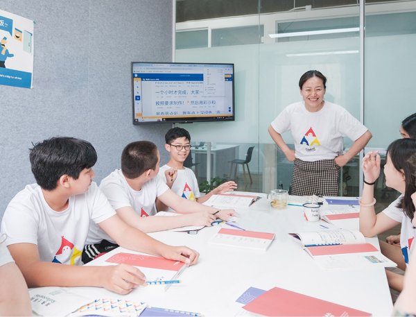Students practicing Mandarin in a classroom with a teacher, they're really interested in the content of class!