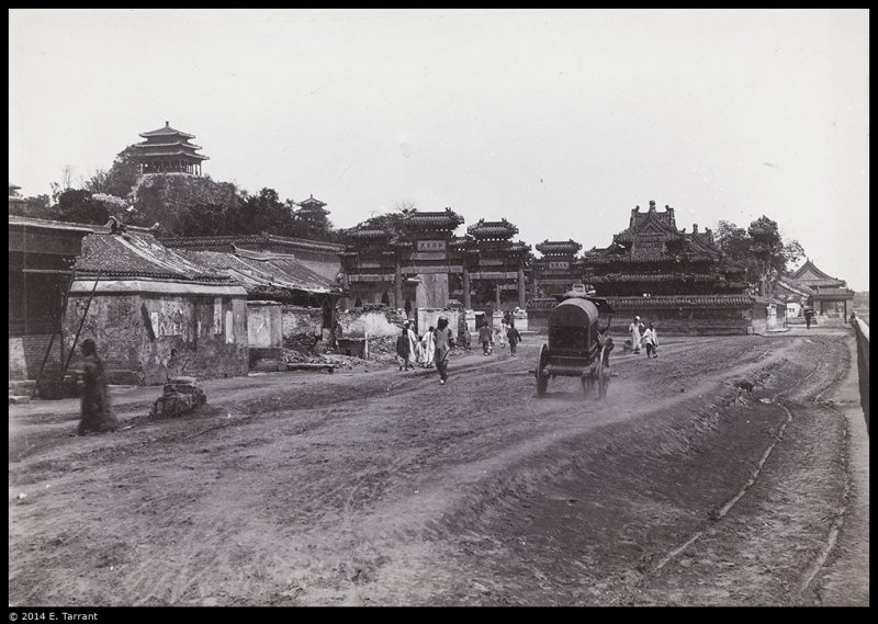 On the left, the Pavilion of Everlasting Spring is on the top of Jingshan. In the center are pailou and one of a pair of wooden pavilions. Beyond the pailou is Dagaoxuan Hall or Temple (大高玄殿) (circa 1900)