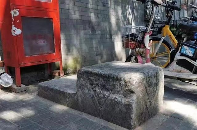 The mounting stone in Daxing Hutong.