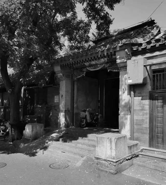 A pair of mounting stones in Heizhima Hutong.