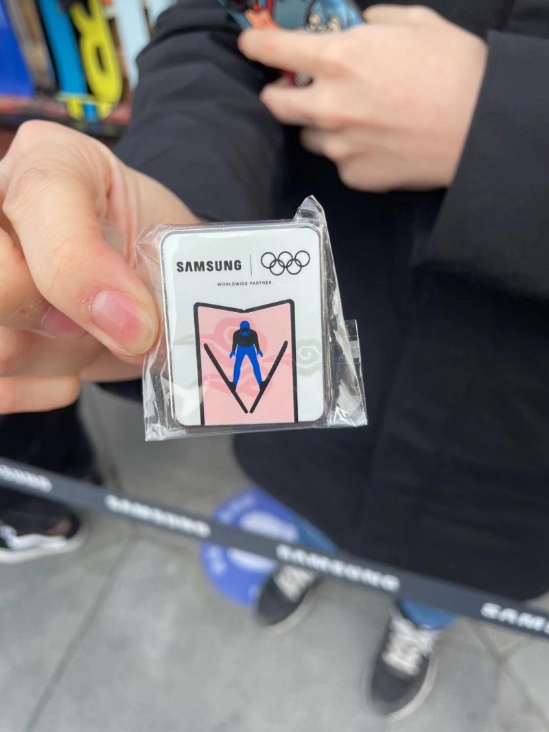 A shopper showing off the badge they just earned playing games