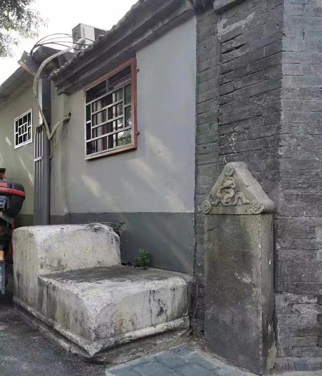 A giant mounting stone in Lishi Hutong.