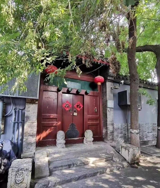 The pair of mounting stones are well preserved in Qiangulouyuan Hutong.