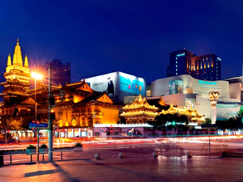 Swissôtel Grand Shanghai is located right at Jing'an Temple