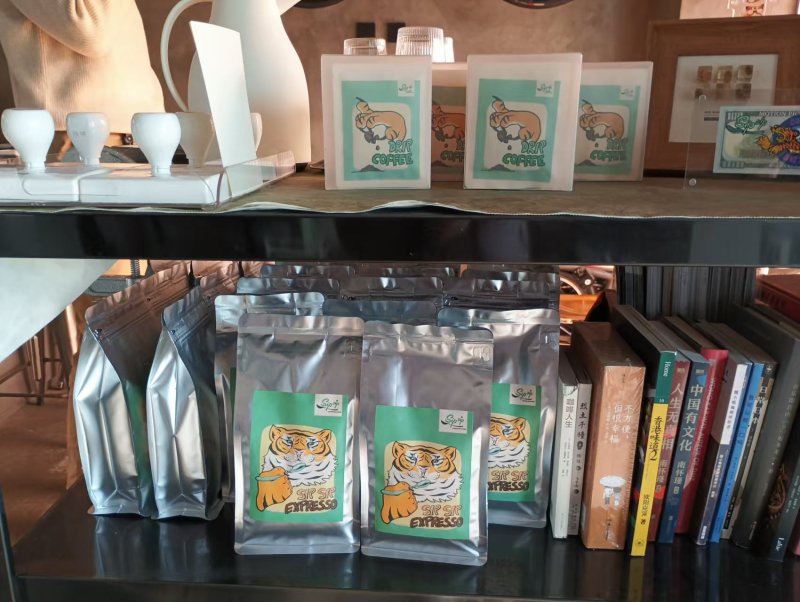 Sipsip also offers drip bags and whole beans to go