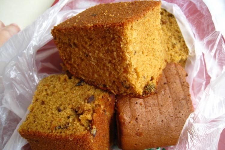 Alleyway Gourmet: Date Cake Keeps You Waiting