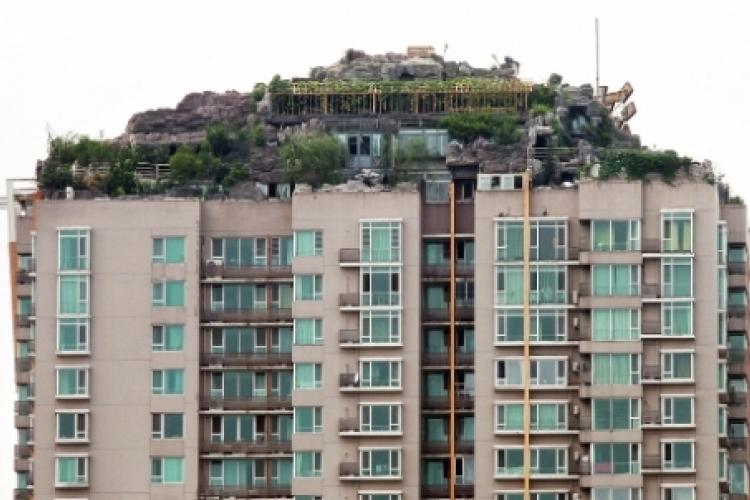 Noisy Neighbor: Doctor Builds Illegal Rooftop Villa in Haidian