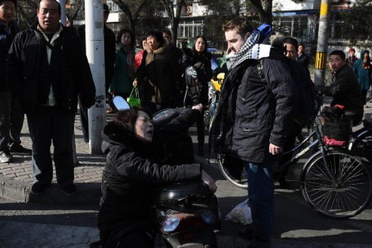 Netizens Outraged as Foreign Man is &quot;Schemed&quot; in Chaoyang District
