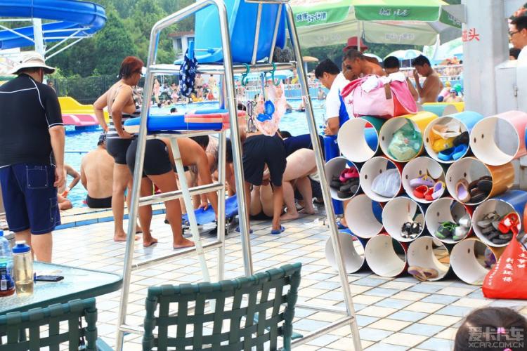 Foreign Woman Helps Young Girl in Near-Drowning Incident at Beijing Pool