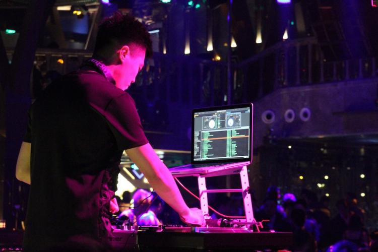 What's New Bars &amp; Clubs: Sir Teen