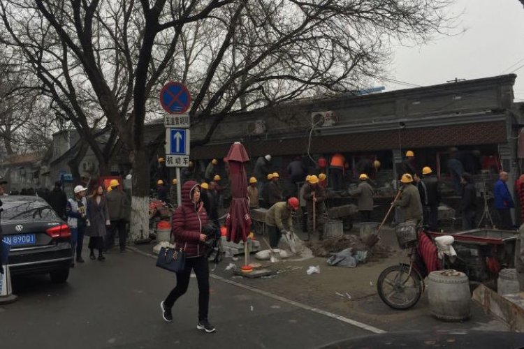 Next in The Cleaning Up Campaign: Wudaoying Hutong Takes a Hit, Invaded by Yellow-Hatted Men