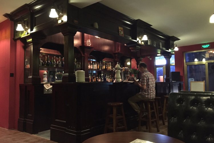 New British &#039;Old Man Pub&#039; The Dirty Duck Opens on Beiluogu Xiang
