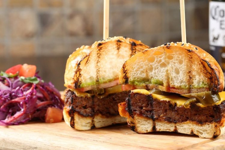 R1 Chorizo Burger, Seafood Jambalaya Pizza Look to Be Standouts on QMex&#039;s New Spring Menu