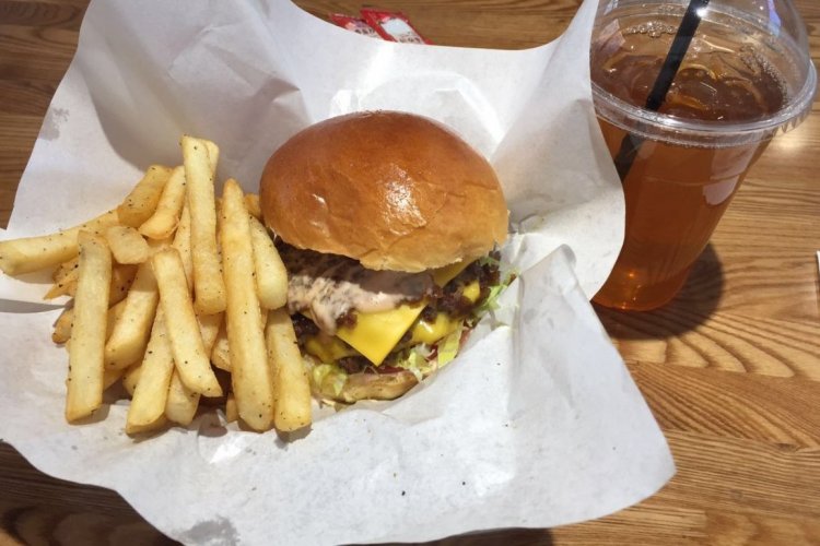 Burger Brief: Cannon&#039;s Double Deluxe Cheeseburger