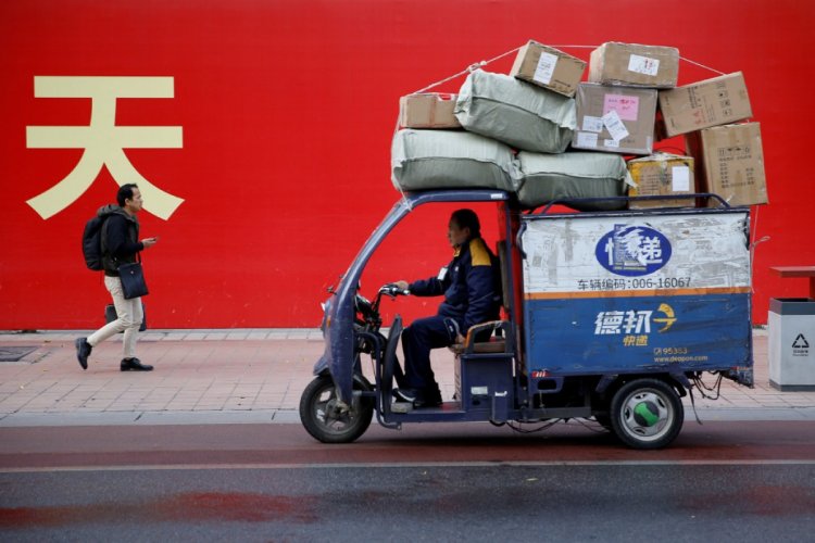 Beijing Pushes to Improve Working Standards for City&#039;s Delivery Men