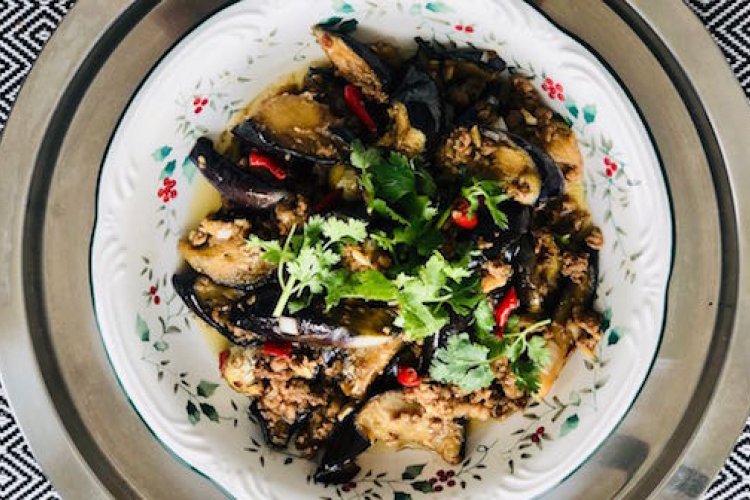 Chinese Cookbook: Learn How to Make Chinese Spicy Garlic Stir-Fried Eggplant