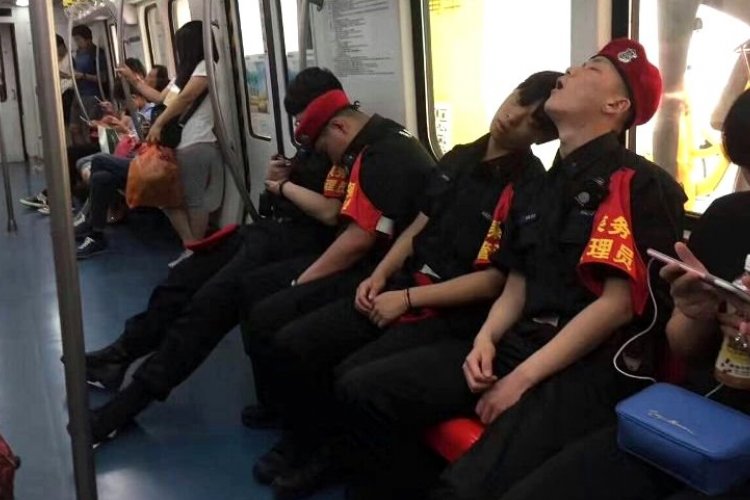 Eating, Manspreading, and Hawking Goods on Beijing Subway Join List of &quot;Uncivilized&quot; Behaviors