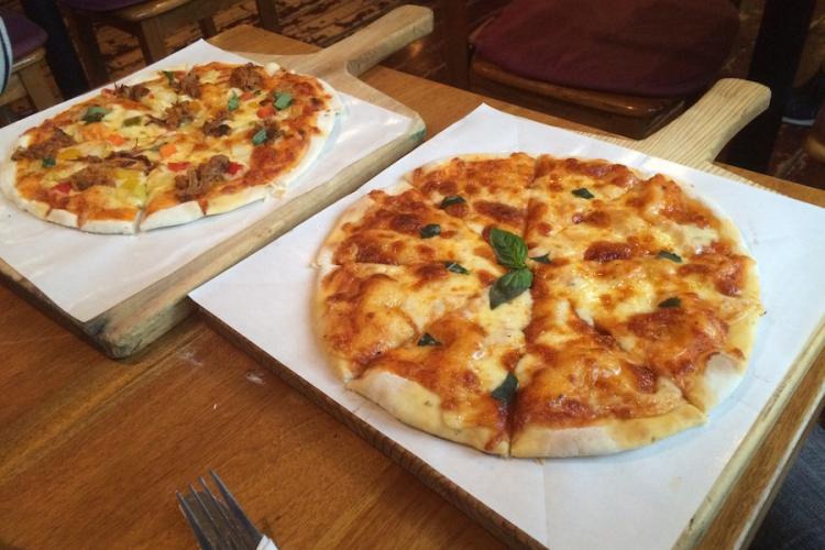 Wudaoying Favorite Vineyard Cafe Tells of 10 Years of Pizza Making Experience