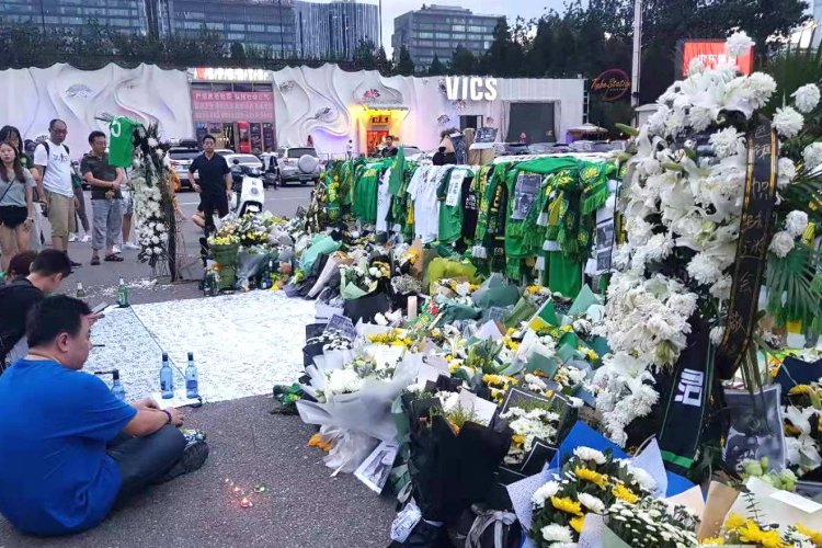 Fans Honor Former Guo&#039;an Player&#039;s Death With Huge Memorial at Workers&#039; Stadium