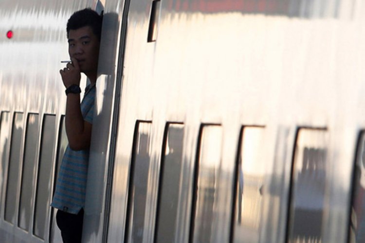 Beijing-Tianjin Passenger Successfully Sues Train Operator After Encountering Secondhand Smoke
