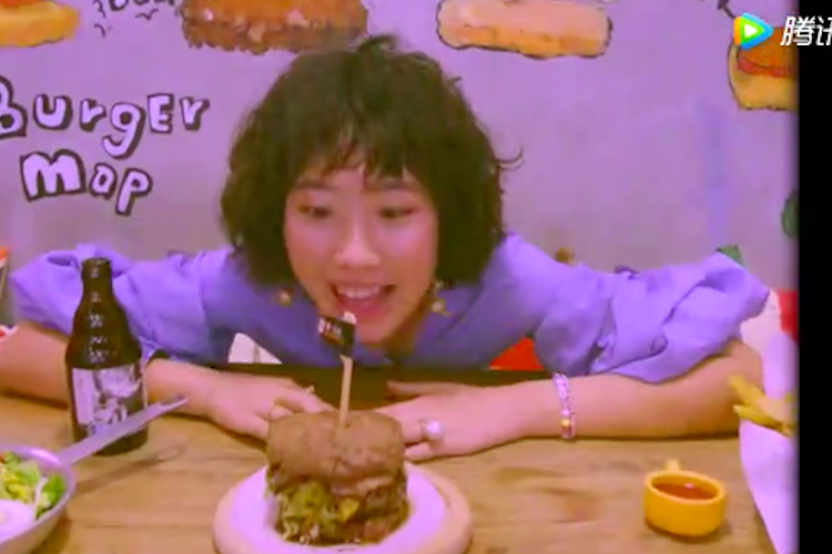 R Seeking Burger Inspiration? Follow Weibo Star 敢姑娘 as She Tries Nine Beijing Burgers 