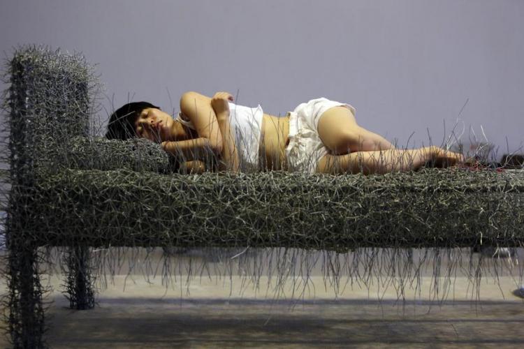 “Zhou Jie: 36 Days”: Beijing Performance Artist’s Latest Work Involves Sleeping on Iron Wire
