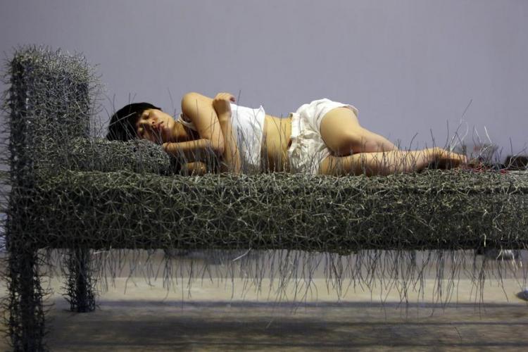 “Zhou Jie: 36 Days”: Beijing Performance Artist’s Latest Work Involves Sleeping on Iron Wire