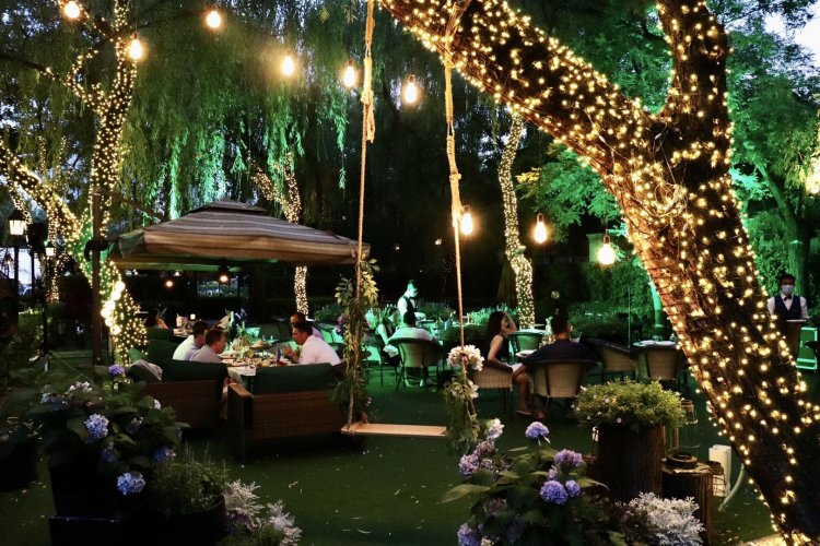 Jazzy Nights at Maison Flo Revive the Courtyard Terrace Experience
