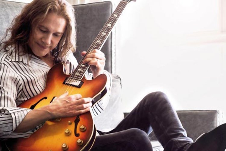 Cult Blues Guitarist Robben Ford Talks Playing With Joni Mitchell, George Harrison, and Others Ahead of Nov 10-11 Blue Note Gigs