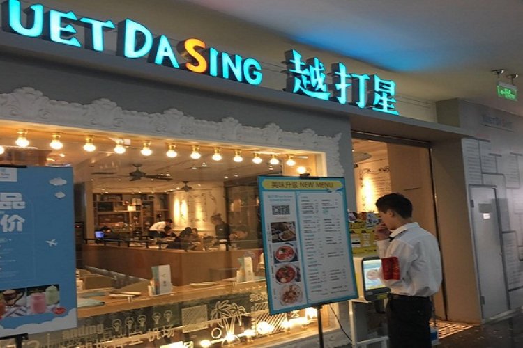 Yuet Da Sing Brings Cheap Singaporean Food and Vacation Vibes to Raffles City