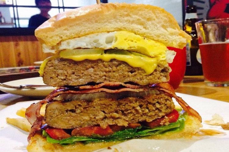 Grill: BurgerMe&#039;s Juicy Burger with Double Patties