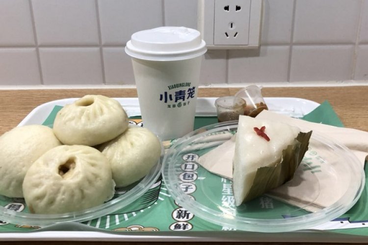 Xiaoqinglong Brings Affordable Street Breakfast  Fare to Topwin Center