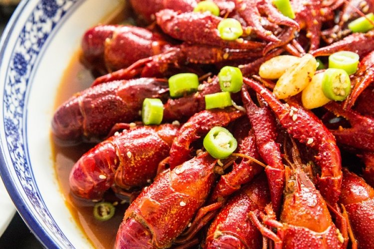 Feel the Burn: Ci Dongwai Xiaoguan with Spicy Crayfish and Chuanchuan xiang