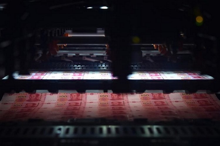 A Peek at The New 100 Yuan NoteNew 100-yuan notes being coded by the machine