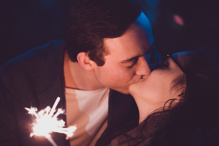 Date Night China: 6 Memorable New Year&#039;s Kiss Stories From China Daters