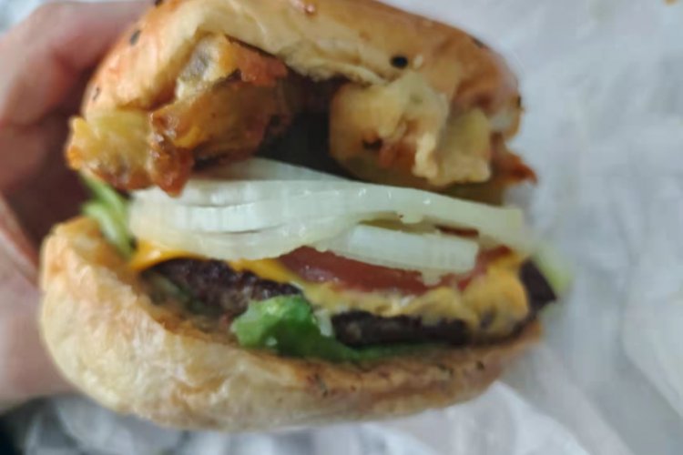 Angel Burger’s Crispy Jalapeño Burger is ‘Suanla’ Heat that’s Hard to Beat