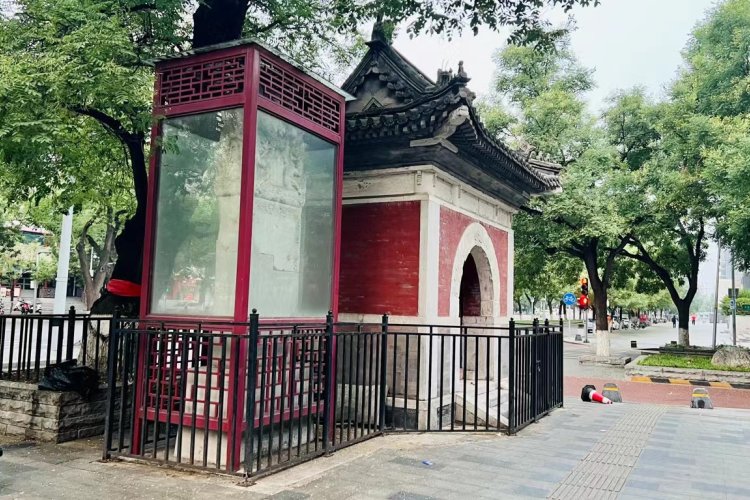 Story of the &#039;Jing: What&#039;s the Deal With the Old Red Gate on Ghost Street?